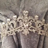 لباس عروس و تاج|لباس|شاهین‌شهر, فدک|دیوار