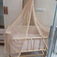 گهواره نوزاد کنارمادر سیسمونی