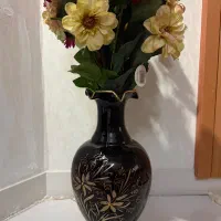 گلدان همراه با گل مصنوعی