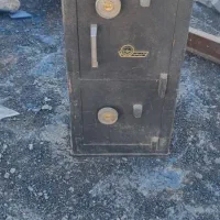 گاوصندوق دو طبقه قدیمی بسیار محکم