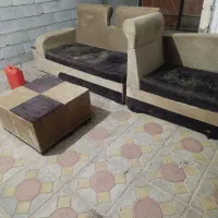 مبل پنج نفره همراه یک عدد جلومبلی بفروش میرود