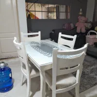 میز ناهار خوری چهار نفره با چهارتا صندلی سفید