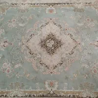 فرش طوسی در حد نو، تمیز و سالم