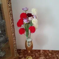 یک‌عدد‌گلدان‌طلایی‌با‌گلهای‌داودی