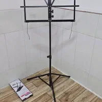 وسایل گیتار شامل سه پایه نت، پایه گیتار، زیرپایی|گیتار، بیس، امپلیفایر|ملایر, |دیوار