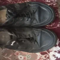 یک جفت کفش مشکی تمیزبه فروش میرسد
