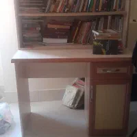 میز تحریر دو تیکه و کتابخانه و در توری