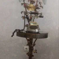 آباژور کنار سالنی و میز تلفن