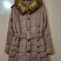 کاپشن قهوه‌ای با یقه خزدار