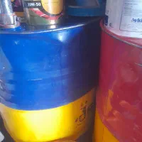 بشکه خالی روغن وتعدادی بیست لیتری خالی روغن