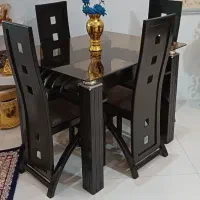 میزغذاخوری با ۴تاصندلی کاملا سالم شیک(درحدنو)