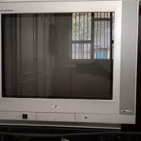 تلویزیون کارکرده و سالم به همراه میز