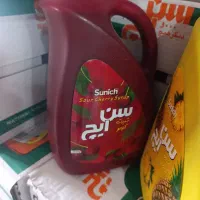 نیرو خانم جوان در سوپرمارکت
