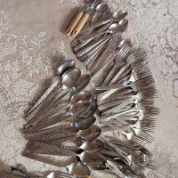 تعدادی قاشق و چنگال کاردو چنگال میوه خوری