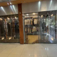ویترین مغازه لباس فروشی