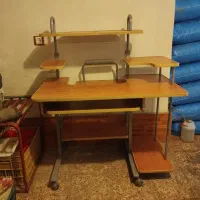 میز تحریر و کامپیوتر