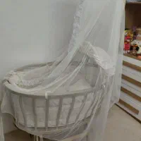 گهواره کنار تختی نوزاد
