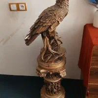 مجسمه عقاب کنار سالنی تزیینی