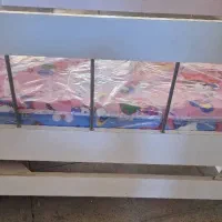 تخت خواب گهواره‌ای صورتی کودک سالم