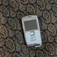 گوشی طرح نوکیا E71  بسیار تمیز، دو سیم‌کارت