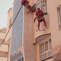 کار در ارتفاع پیچ و رولپلاک سنگ نما