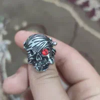 انگشتر اسکلتی چشم قرمز