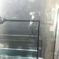 نیروی آقا با تجربه در کارگاه تولید شیشه دو جداره
