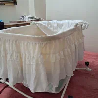 تخت و گهواره کنار مادر