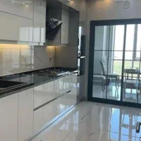 نصب کابینت، ساخت و تعمیر. پارتیشن و ویترین مغازه.