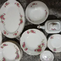 تعدادی‌ظروف‌چینی‌‌وقوری