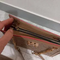 یک عدد کیف ترک.|کیف، کفش، کمربند|اندیشه, اندیشه فاز ۳|دیوار