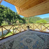 کلبه چوبی تراس دار در جاده اسالم لب رودخانه دربستی|اجارهٔ کوتاه‌مدت ویلا و باغ|اسالم, |دیوار