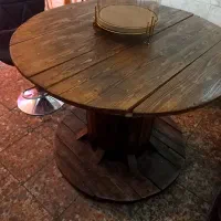 میز گرد چوبی و صندلی پاف