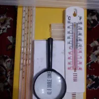 ذره بین و هفت عدد دماسنج
