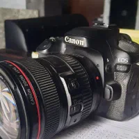 80d با لنز ۱۰۵ ۲۴