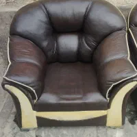 دو عدد مبل چرمی همراه با تابلو