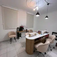 اجاره اتاق ترجیحا به مژه ، ناخن ، لباس