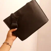 دو عدد کیف مشکی و یک عدد  کفش رو فرشی