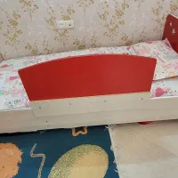 تخت نوجوان حفاظ دار همراه کمد لباس و دو ویترین