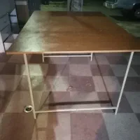 میز کار و تلویزیون