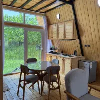 کلبه سویسی شهرکی دنج|اجارهٔ کوتاهمدت ویلا و باغ|بندر انزلی, جزیره|دیوار