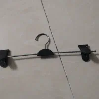 چوب لباسی گیره ای در حد نومناسب مغازه