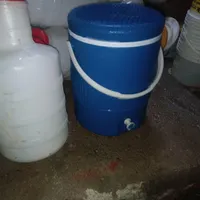 دبه ـسطل رنگــ.  کلمن آب|ظروف نگهدارنده، پلاستیکی، یک‌بارمصرف|شیروان (خراسان), |دیوار