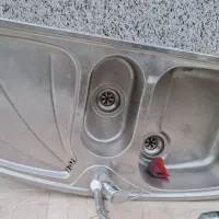 سینک محکم و قدیمی اما سالم و پا به نو
