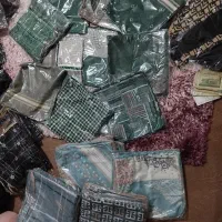 تعدادی شال روسری و لباس زیر