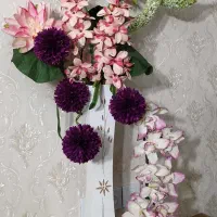 گلدان ایستاده چوبی پر از گل های شیک|گل مصنوعی|تبریز, |دیوار