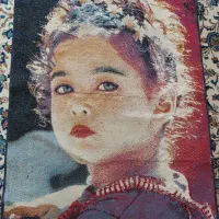 فرش ماشینی دختر بچه چشم رنگی