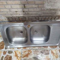 یک عدد سینک ظرفشویی ویک عدد روشویی