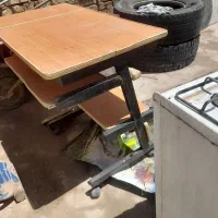 یک عدد میز کامپیوتر