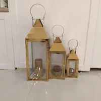 فانوس کنار سالنی همراه با شمع